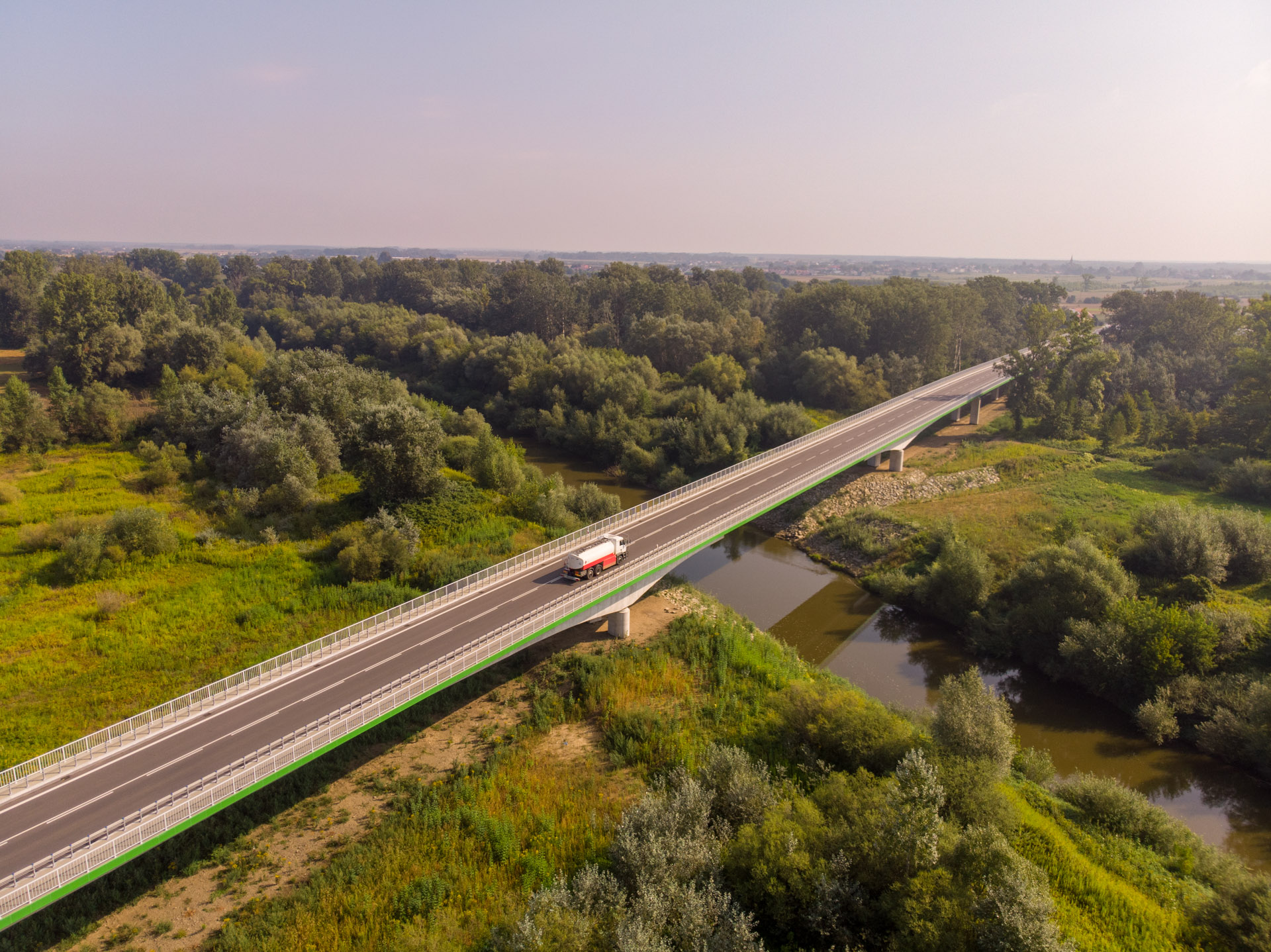 Widok z lotu ptaka na nowy most przez Wisłokę
