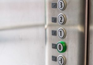Przyciski w windach mają oznaczenia pięter w alfabecie Braille’a. Fot. Patryk Ogorzałek