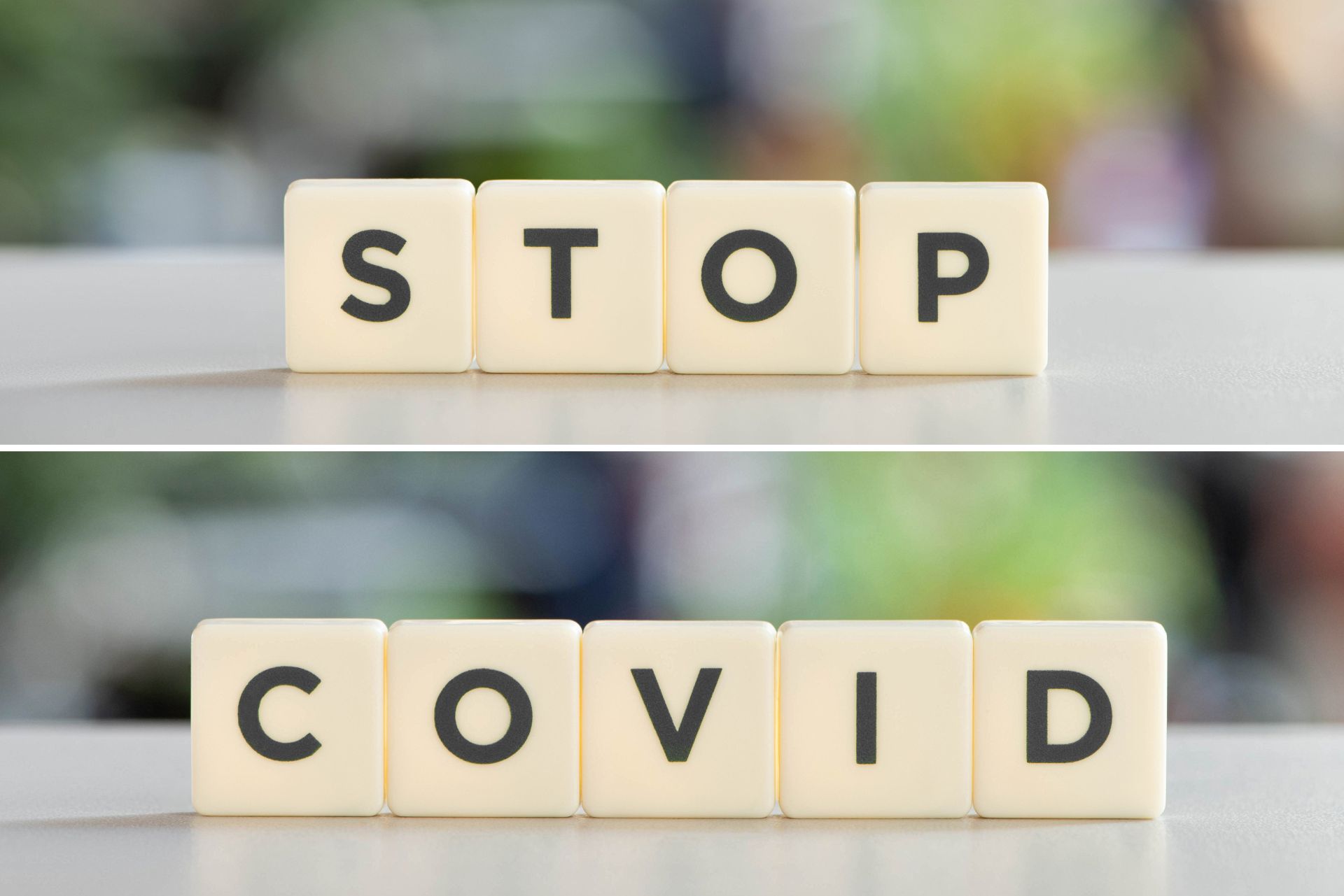 napis Stop Covid ułożony z kostek z pojedyńczymi literami