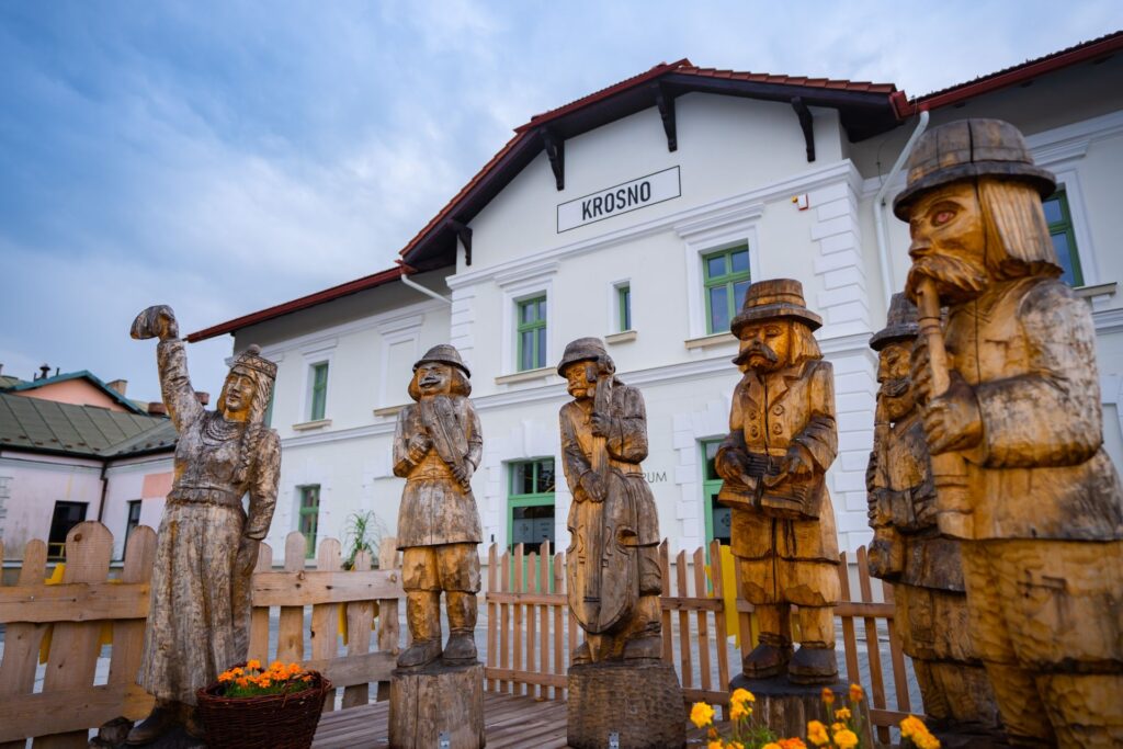 drewniane rzeźby przed wejściem do budynku Etnocentrum Ziemi Krośnieńskiej