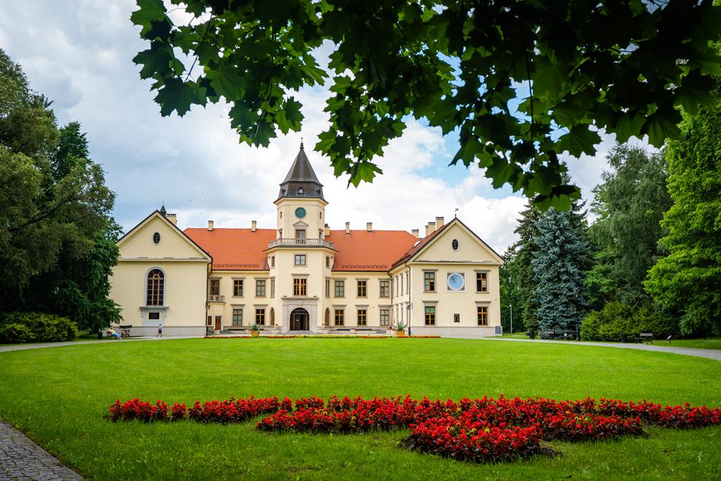 Zamek Tarnowskich położony wśród starodrzewia