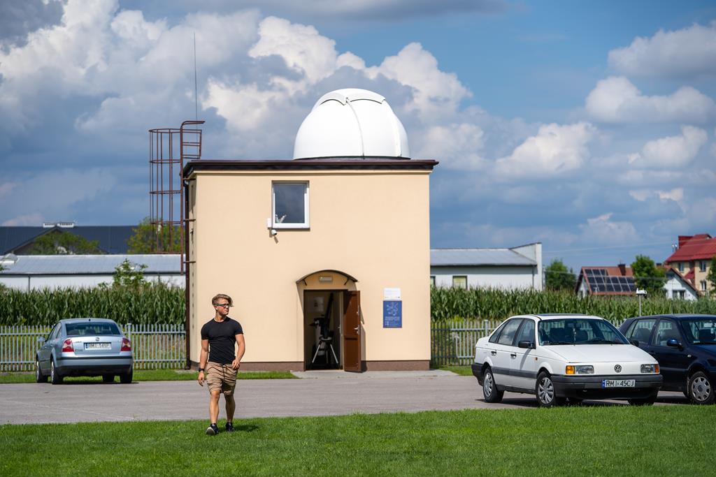 widok na budynek planetarium w Radomyślu Wielkim