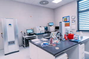 pomieszenie zakładu diagnostyki laboratoryjnej