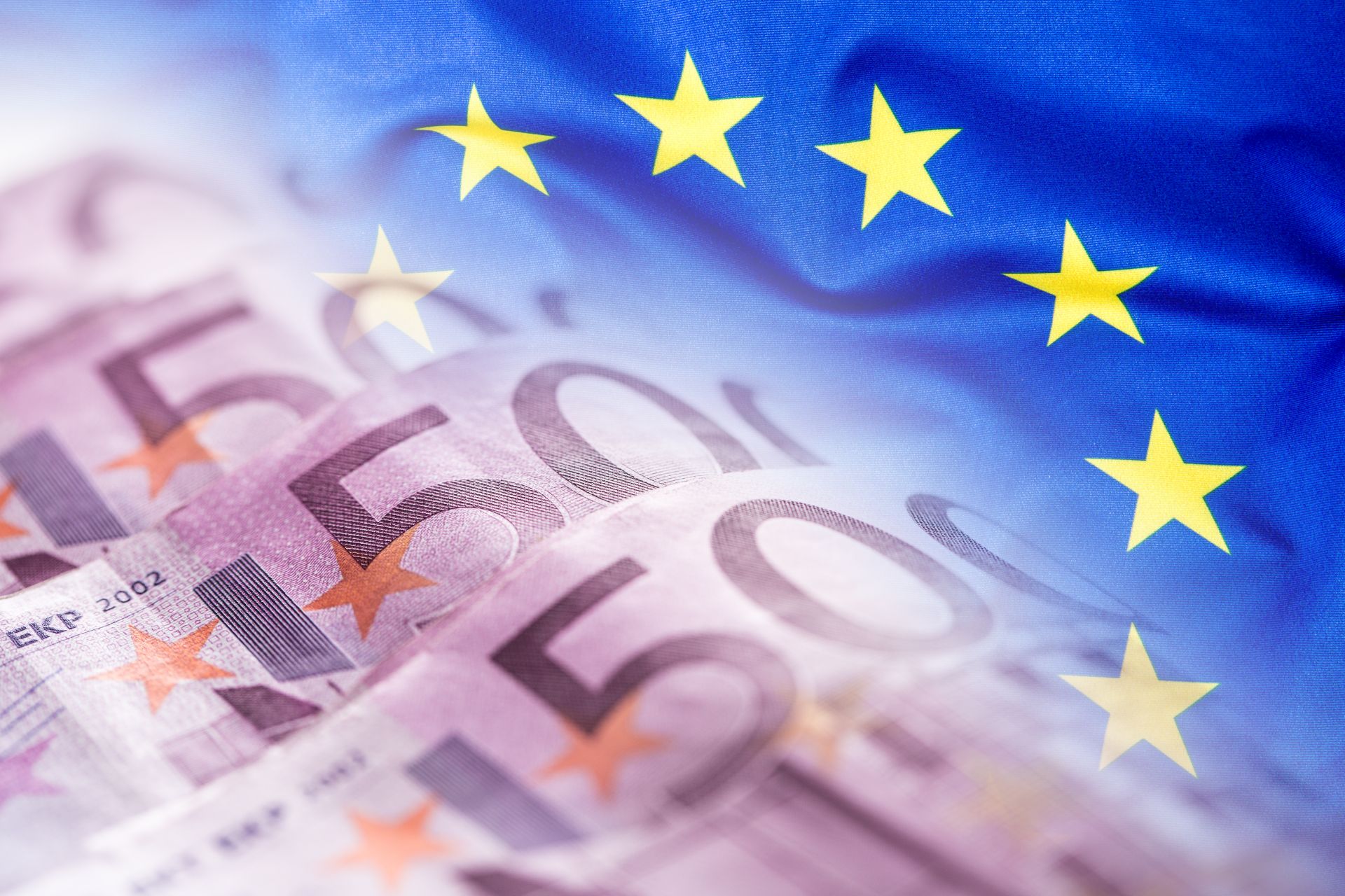 niebieska flaga UE i banknoty o wartości 500 euro