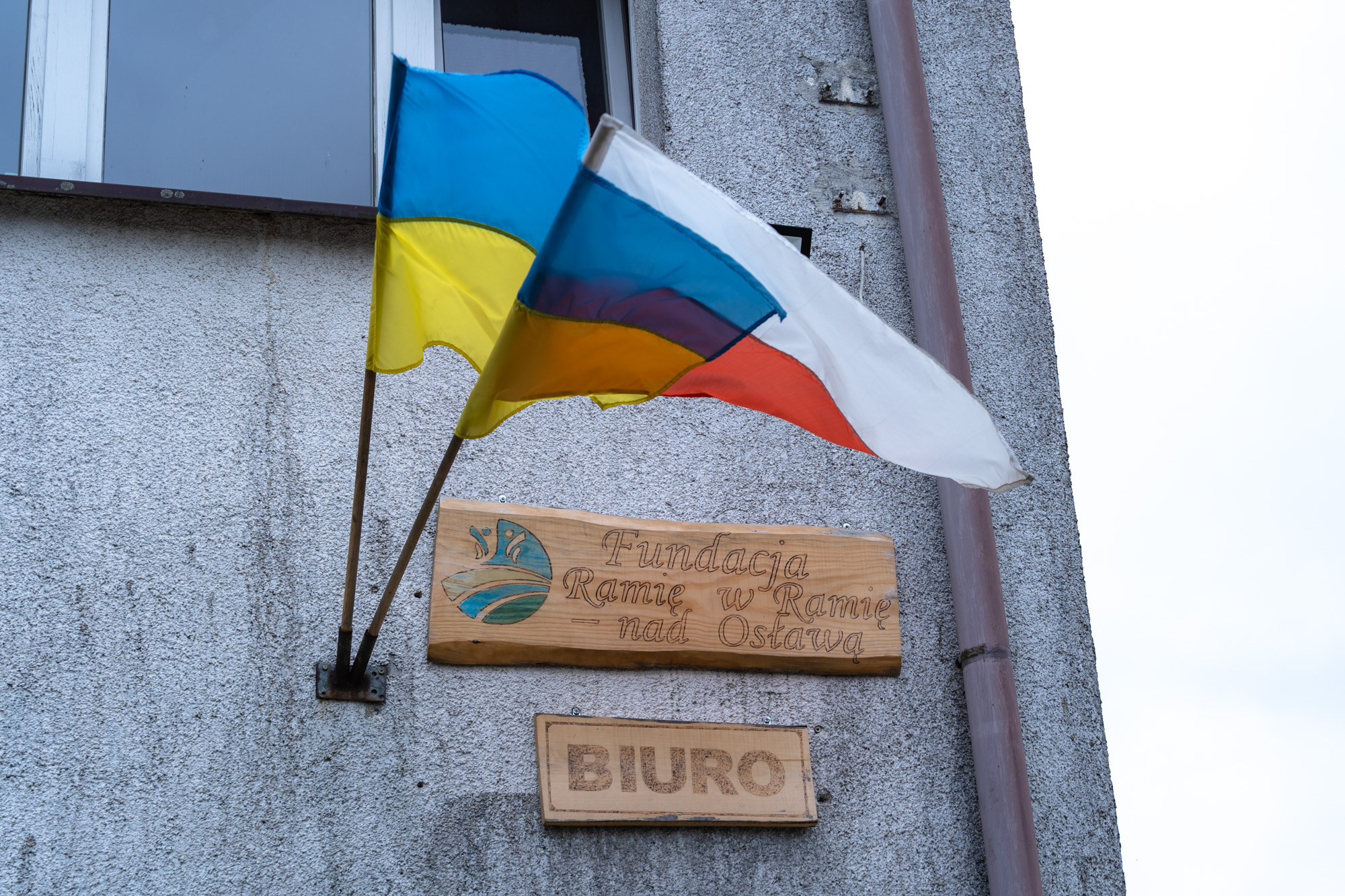 flagi Polska i Ukraińska na budynku fundacji Ramie w ramię nad Ostawą