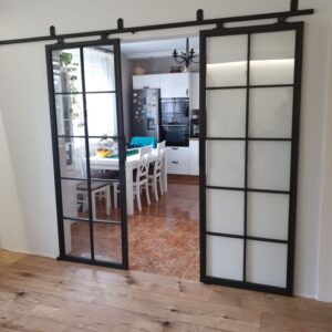 metalowa konstrukcja drzwi do kuchni