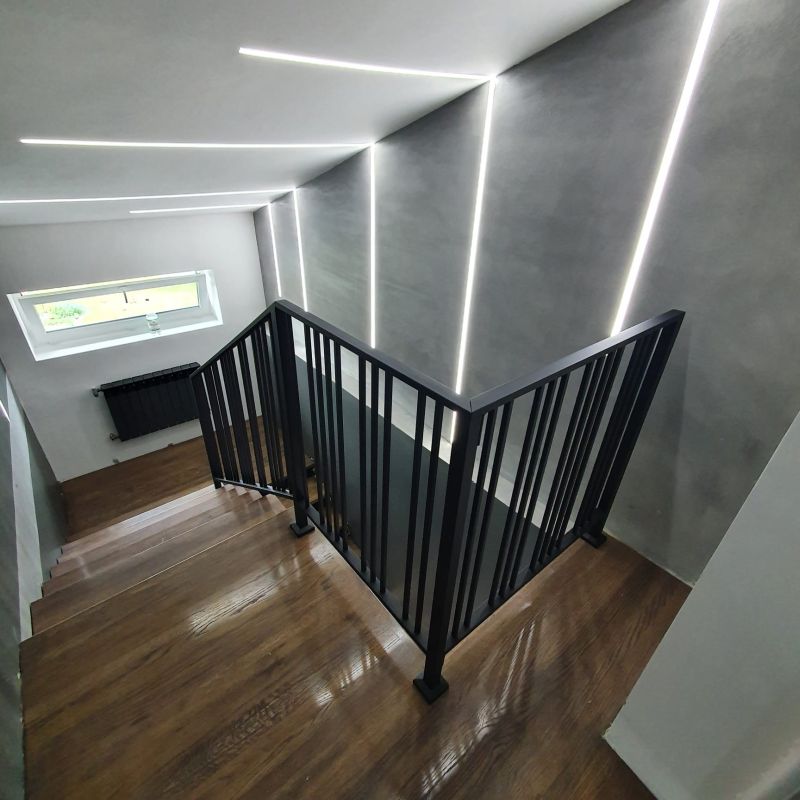 metalowa bariera przy schodach