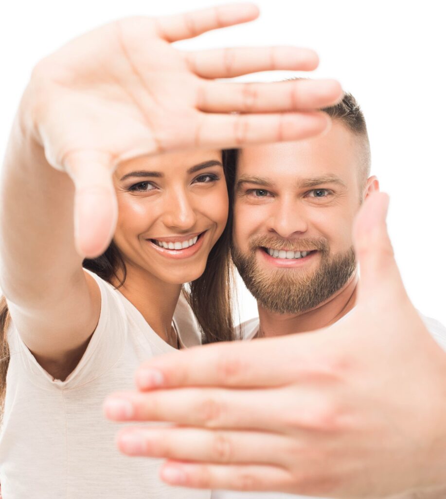 Uśmiechnięci kobieta i mężczyzna układają dłonie w kształt kadru