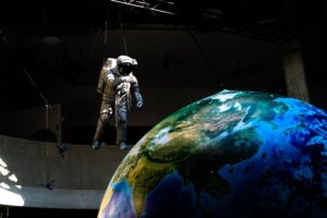 Czterometrowy model kuli ziemskiej z umieszczonym nad nią astronautą
